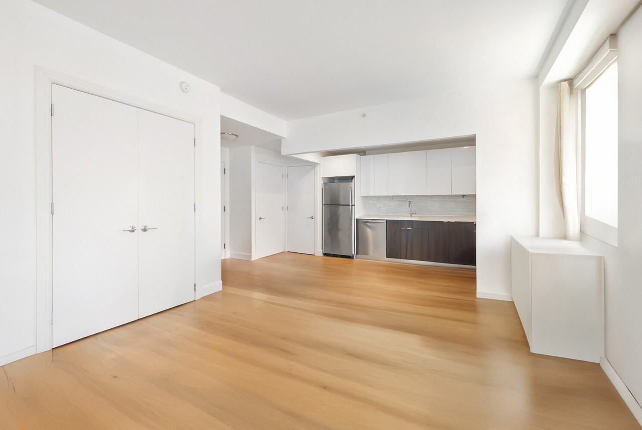 25 -21 43rd Ave - Photo 5 of 10
