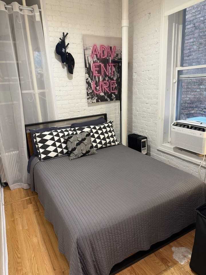 438 W 49th St - Photo 4 of 6