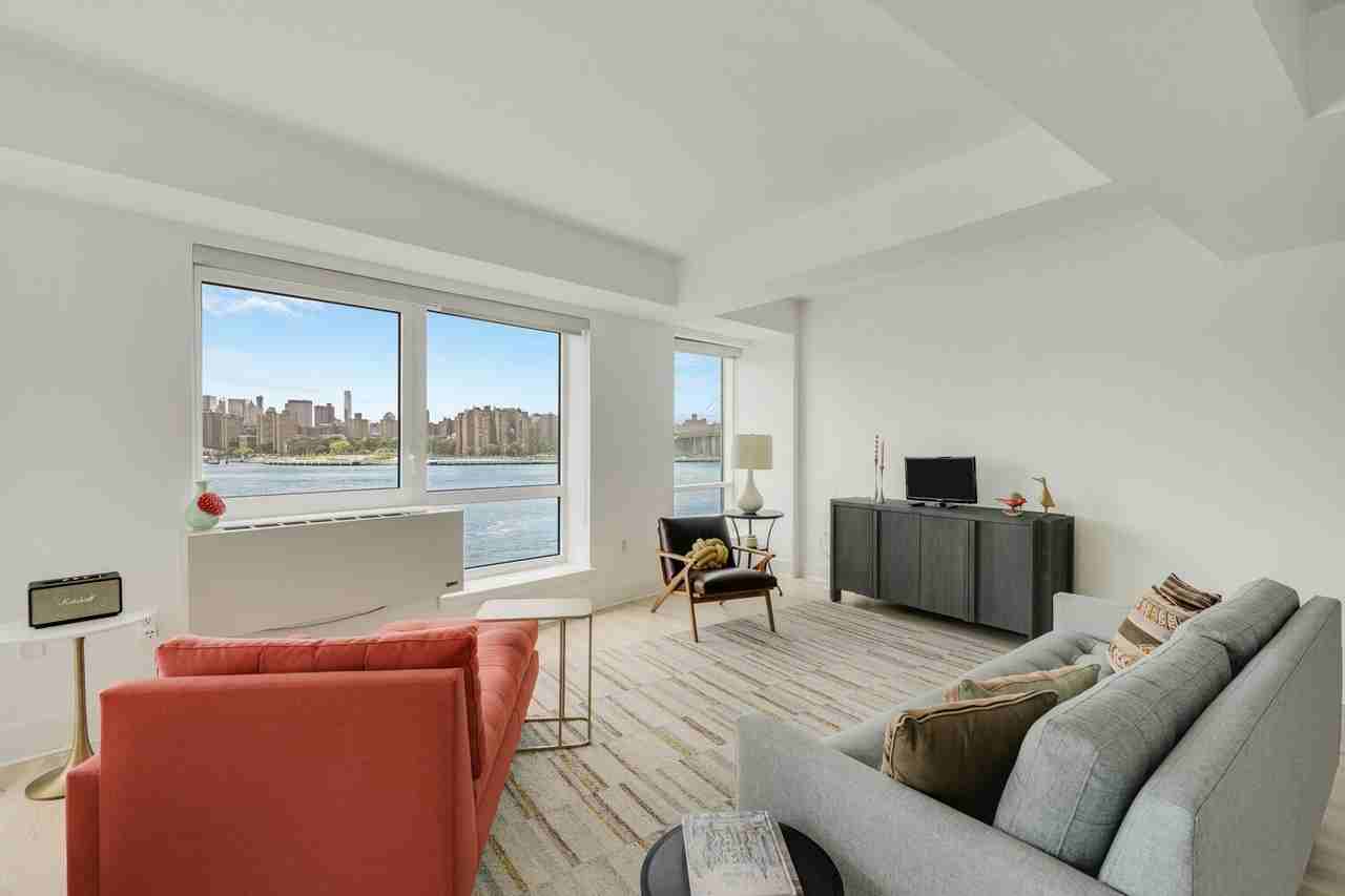 440 Kent Ave - Photo 4 of 10