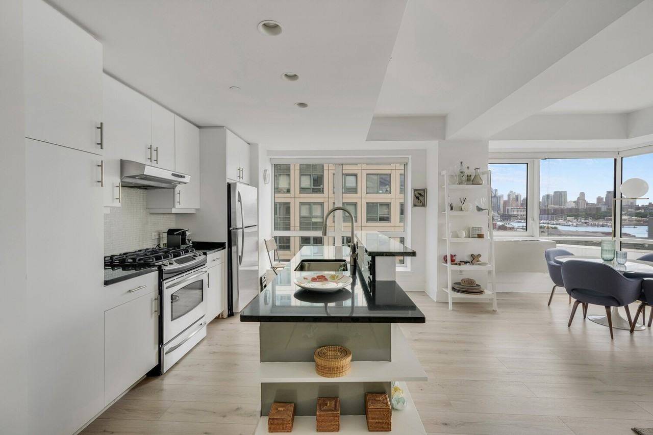 440 Kent Ave - Photo 7 of 10