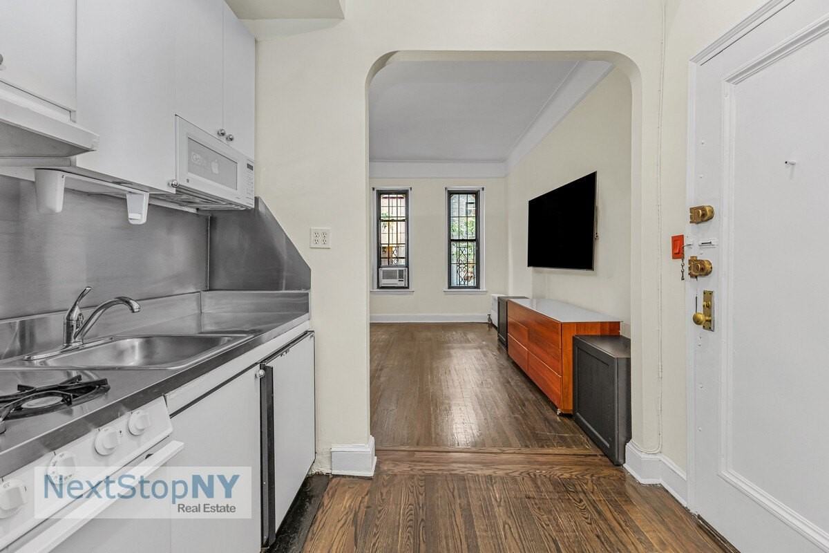 237 E 54th St - Photo 2 of 6