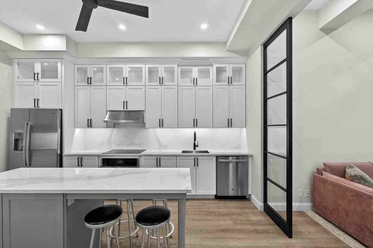 529 W 42nd St - Photo 3 of 10