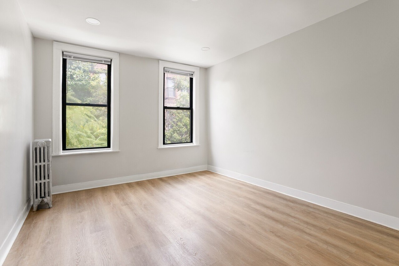 581 Midwood St - Photo 3 of 6