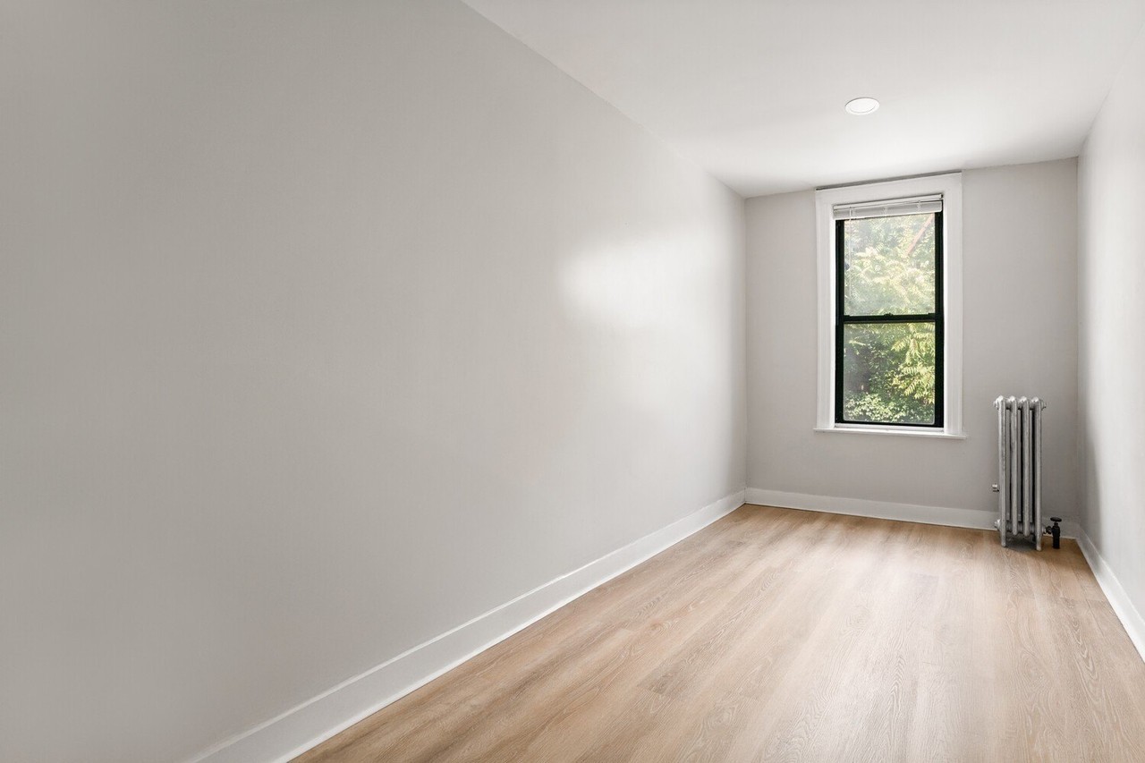 581 Midwood St - Photo 5 of 6