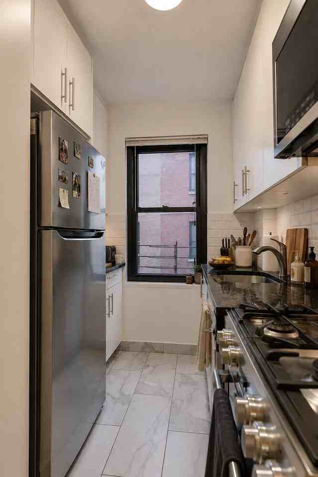 210 E 47th St - Photo 5 of 7