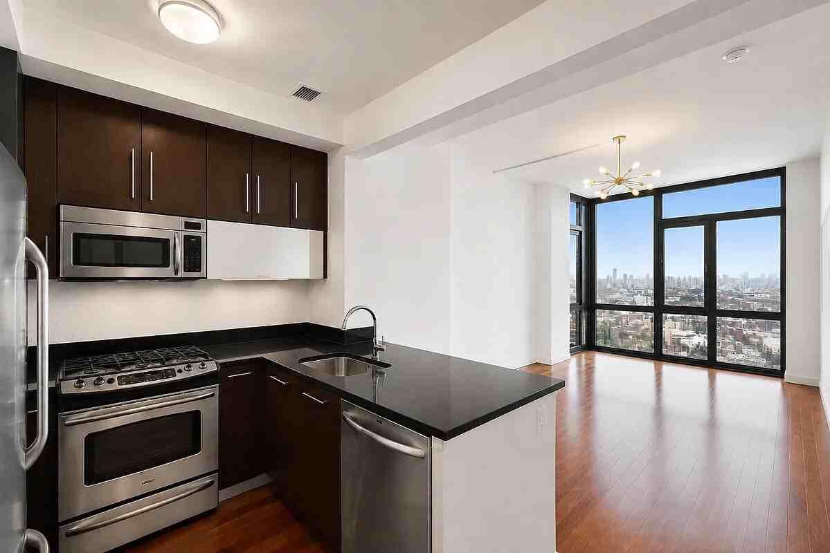 100 Jay St - Photo 7 of 10