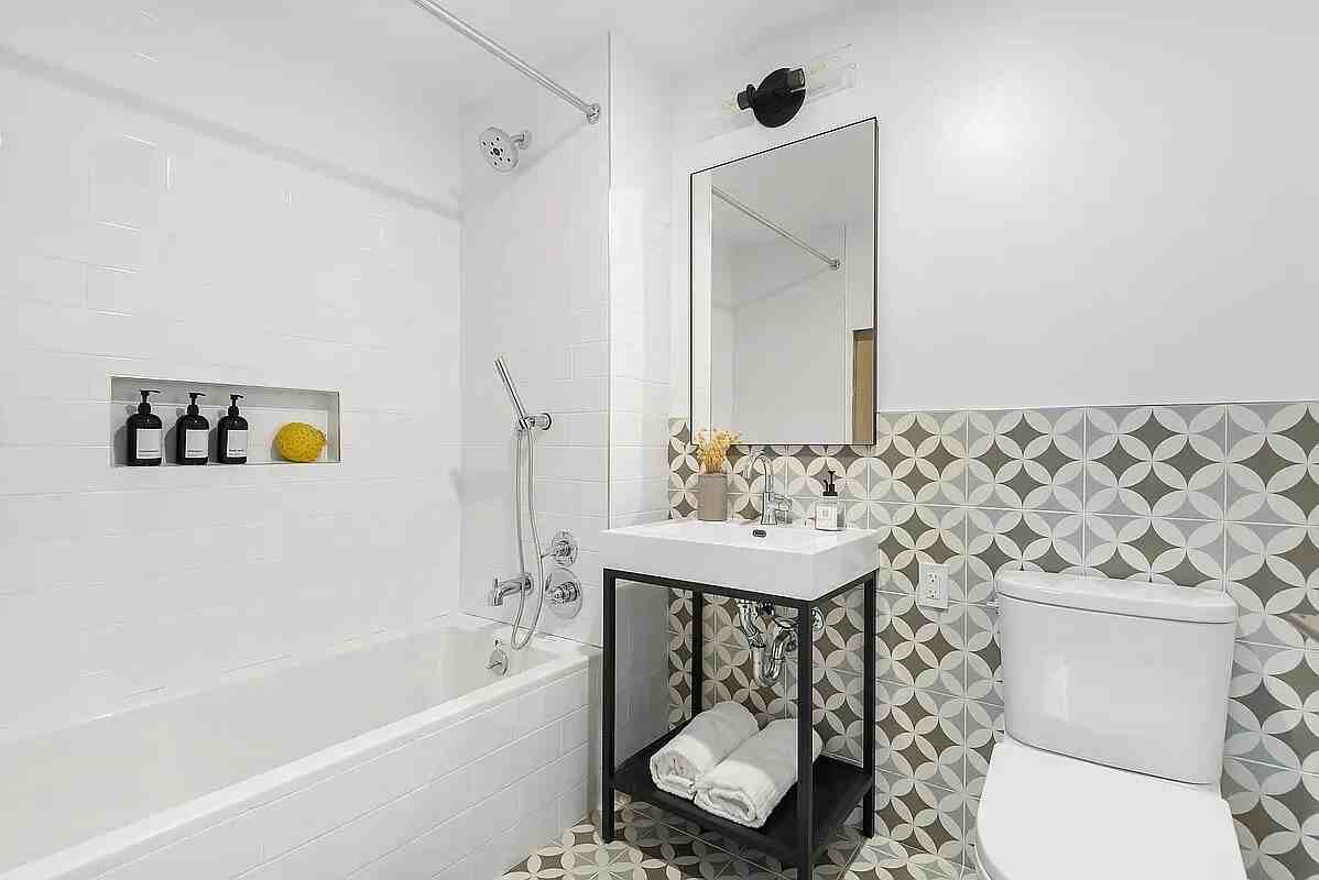 540 Graham Ave - Photo 4 of 10