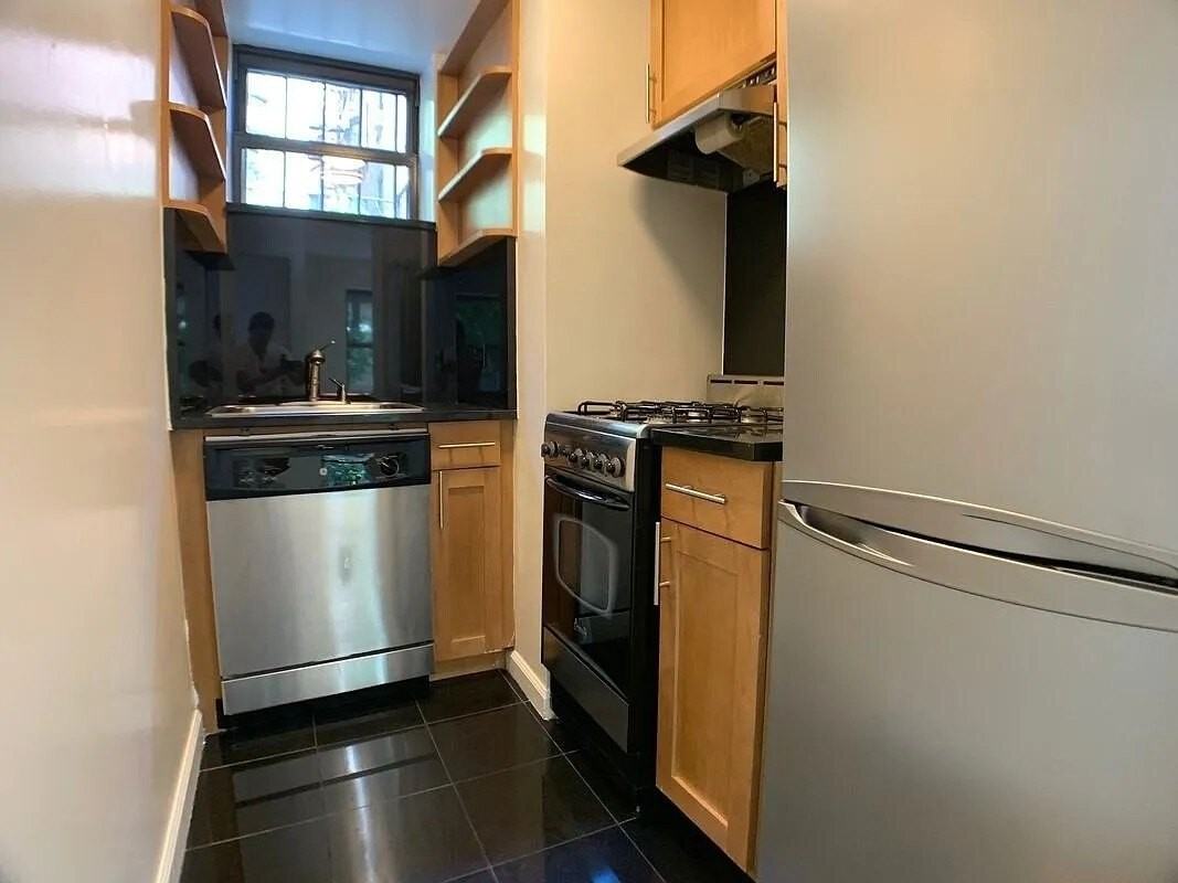 257 W 91st St - Photo 5 of 9