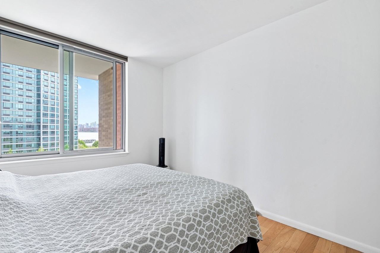 46 -30 Center Boulevard - Photo 4 of 5
