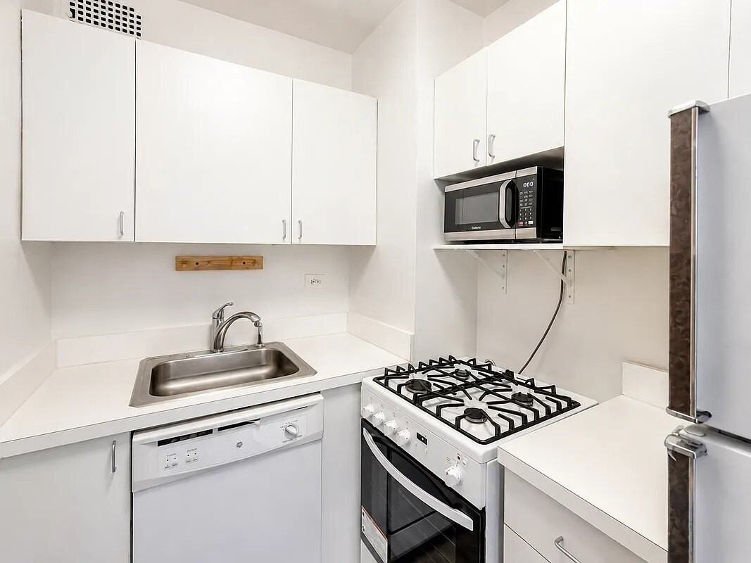 111 3rd Ave - Photo 4 of 10