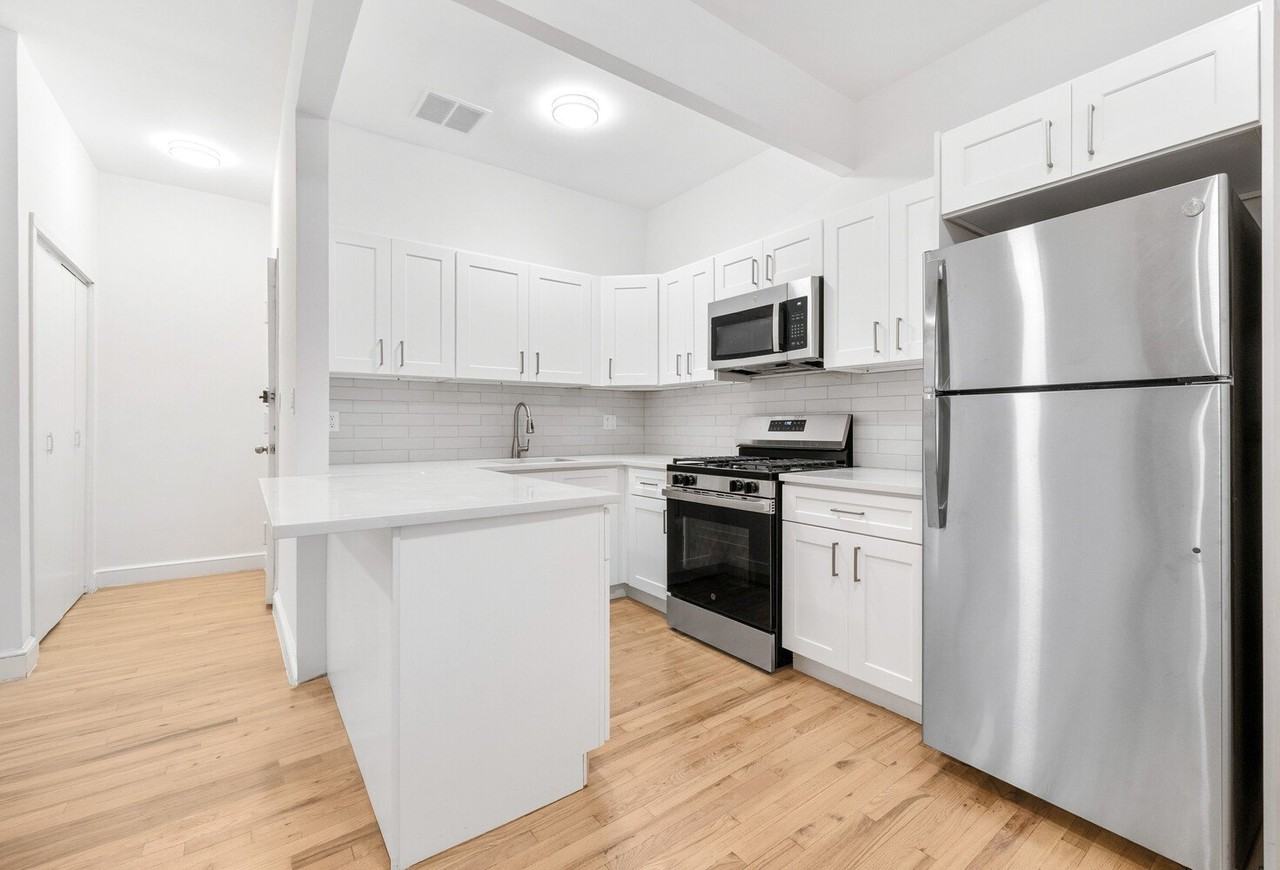 160 Bleecker St - Photo 5 of 8