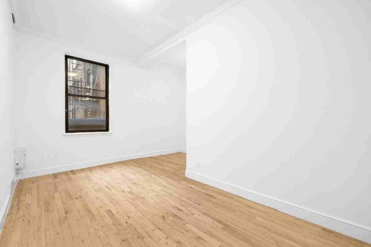 160 Bleecker St - Photo 6 of 8