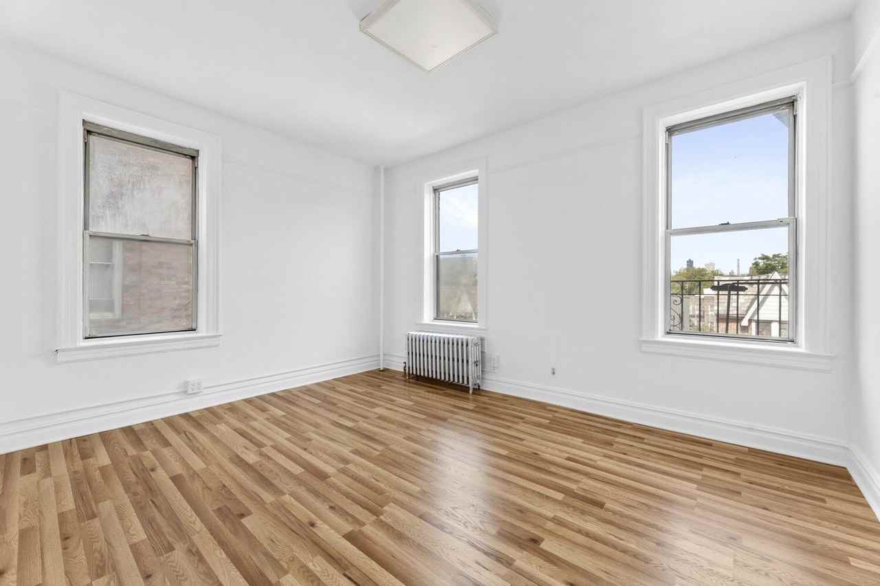 35 -21 28th Street - Photo 2 of 6