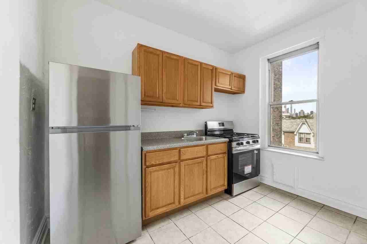 35 -21 28th Street - Photo 4 of 6