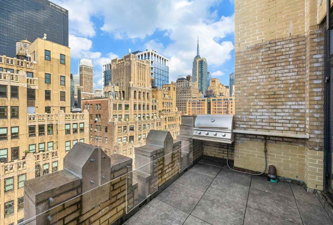 252 W 30th St - Photo 3 of 10