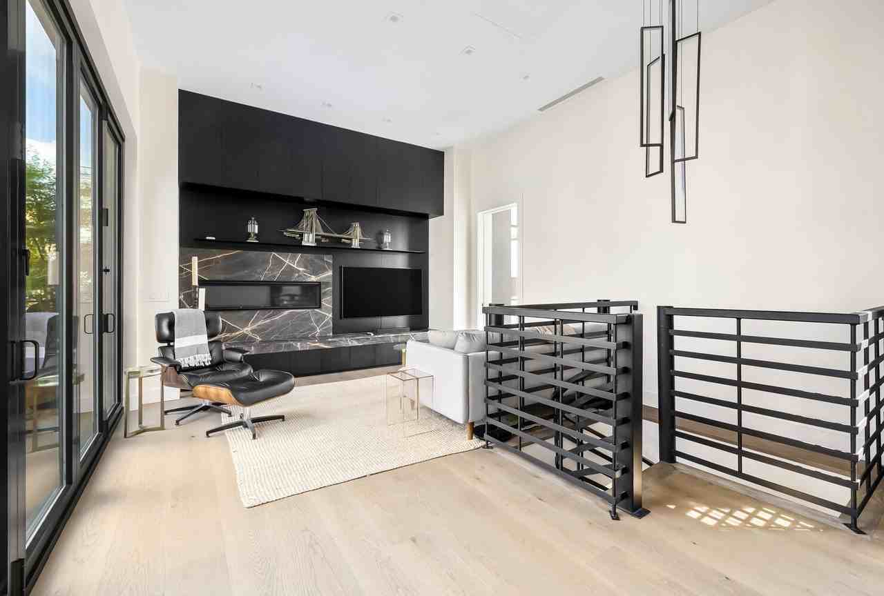 252 W 30th St - Photo 4 of 10
