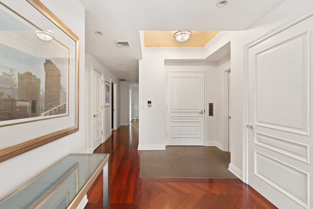 330 E 72nd St - Photo 6 of 10