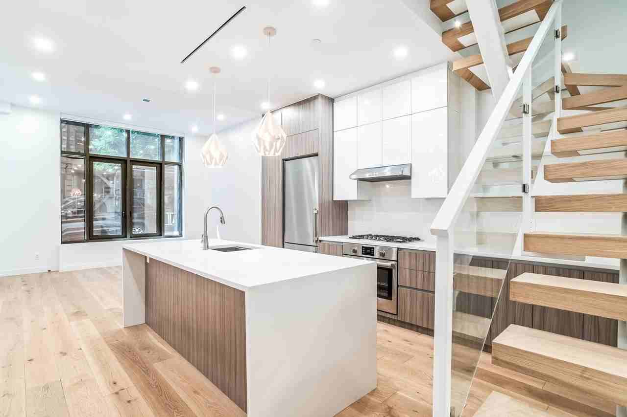 249 E 50th St - Photo 3 of 10