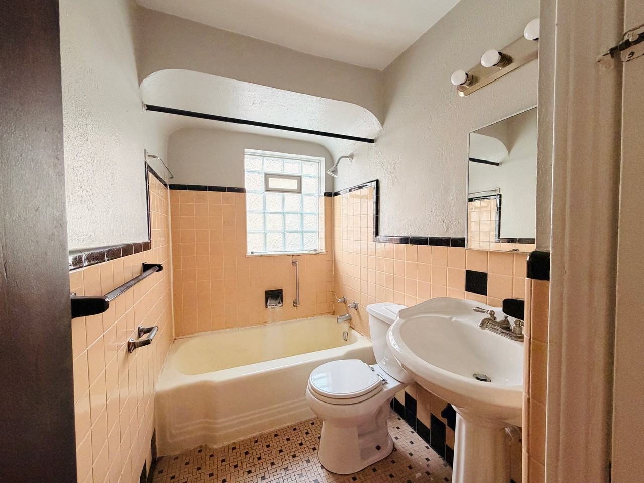 14330 Lakewood Heights Blvd #DOWN - Photo 7 of 9