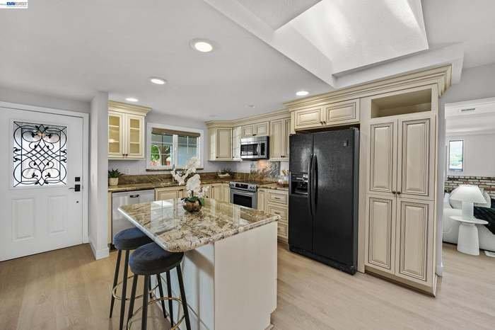 6877 Rayland Ct - Photo 6 of 19