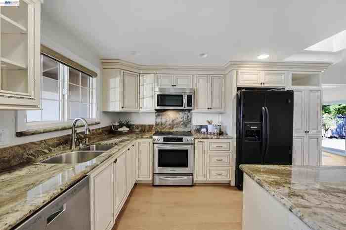 6877 Rayland Ct - Photo 7 of 19