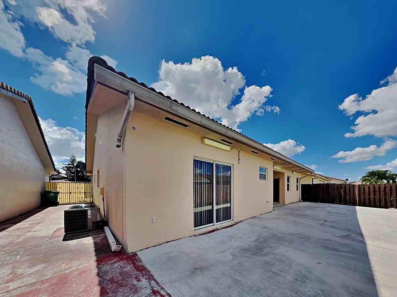 8751 Nw 142nd St - Photo 3 of 14