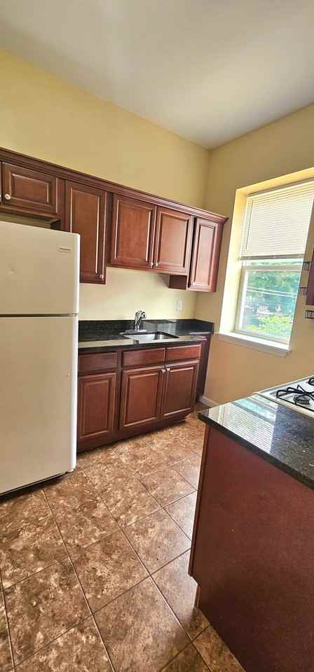 312 Edgewood Ave #E1 - Photo 3 of 10