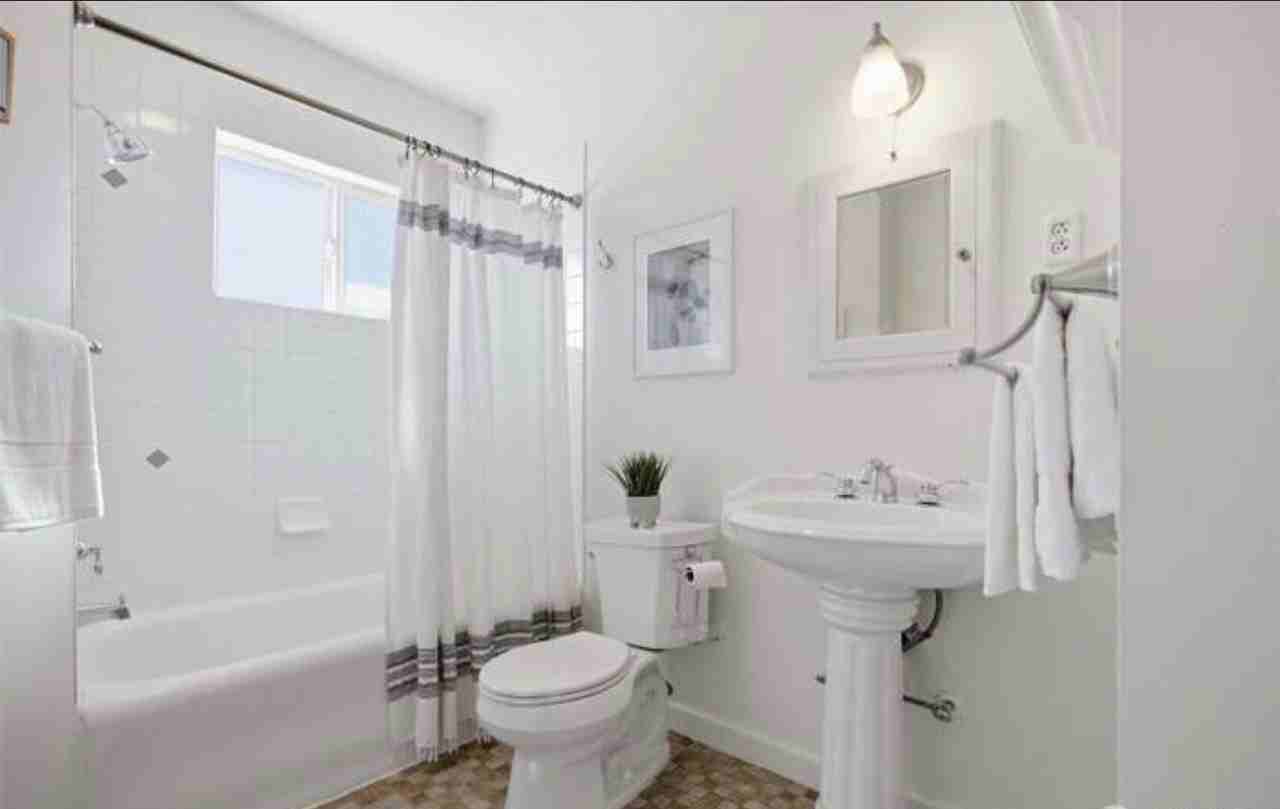 2110 G St - Photo 4 of 20