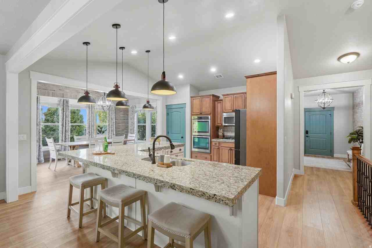 5069 W Burntside Ave - Photo 4 of 20