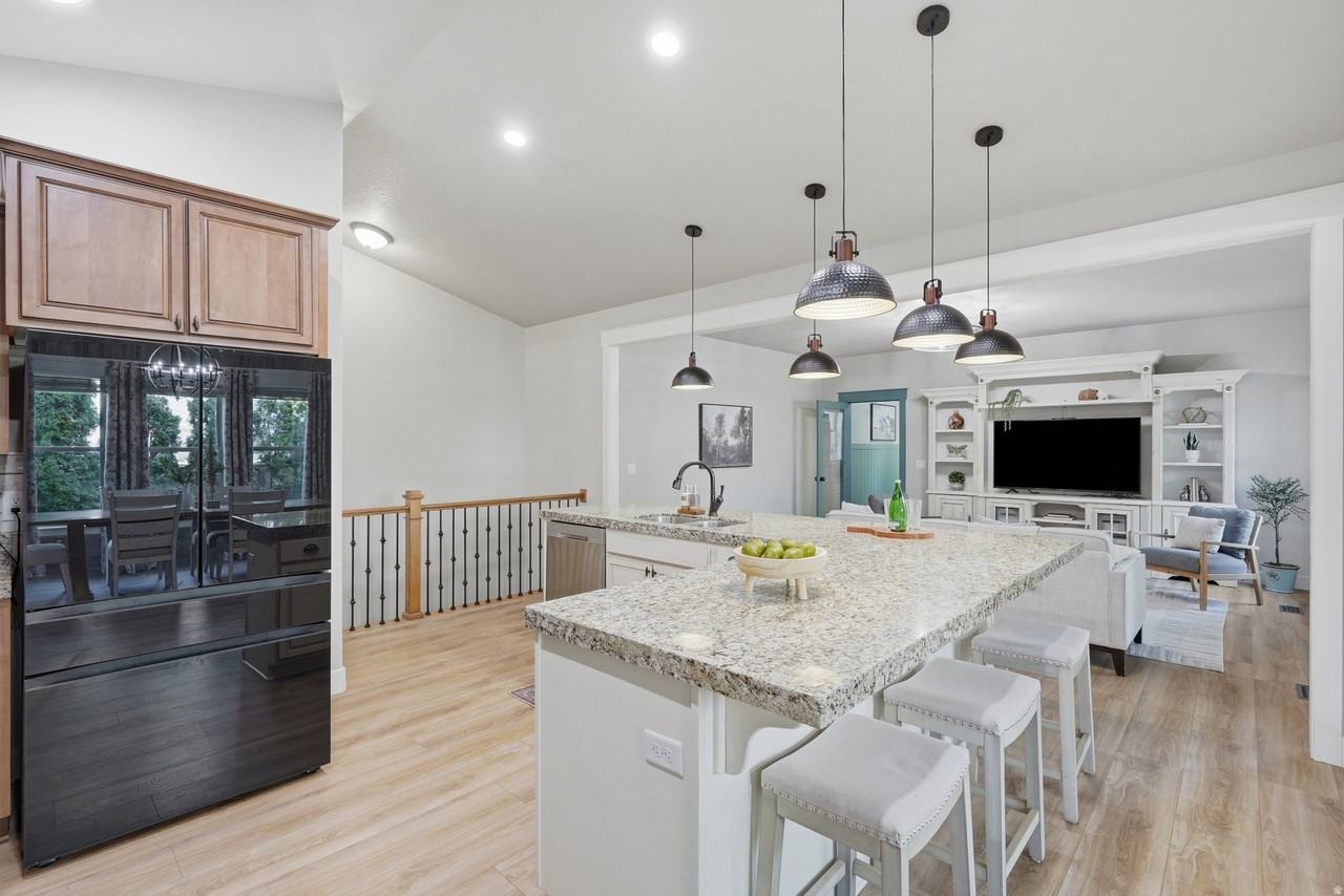 5069 W Burntside Ave - Photo 5 of 20