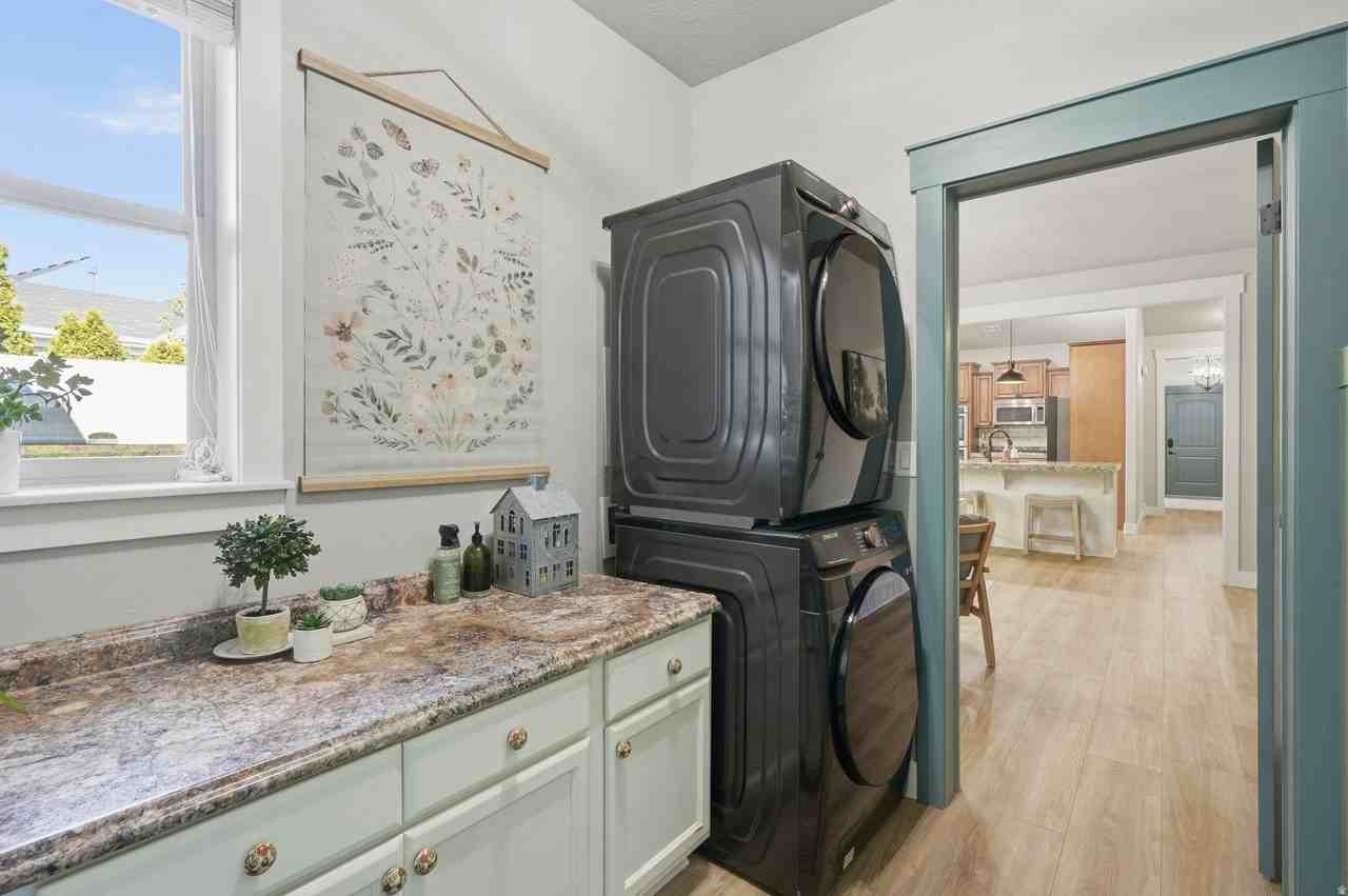 5069 W Burntside Ave - Photo 7 of 20