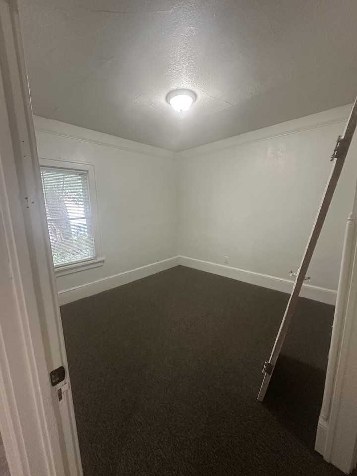 3221 N 38th St #1 - Photo 7 of 10