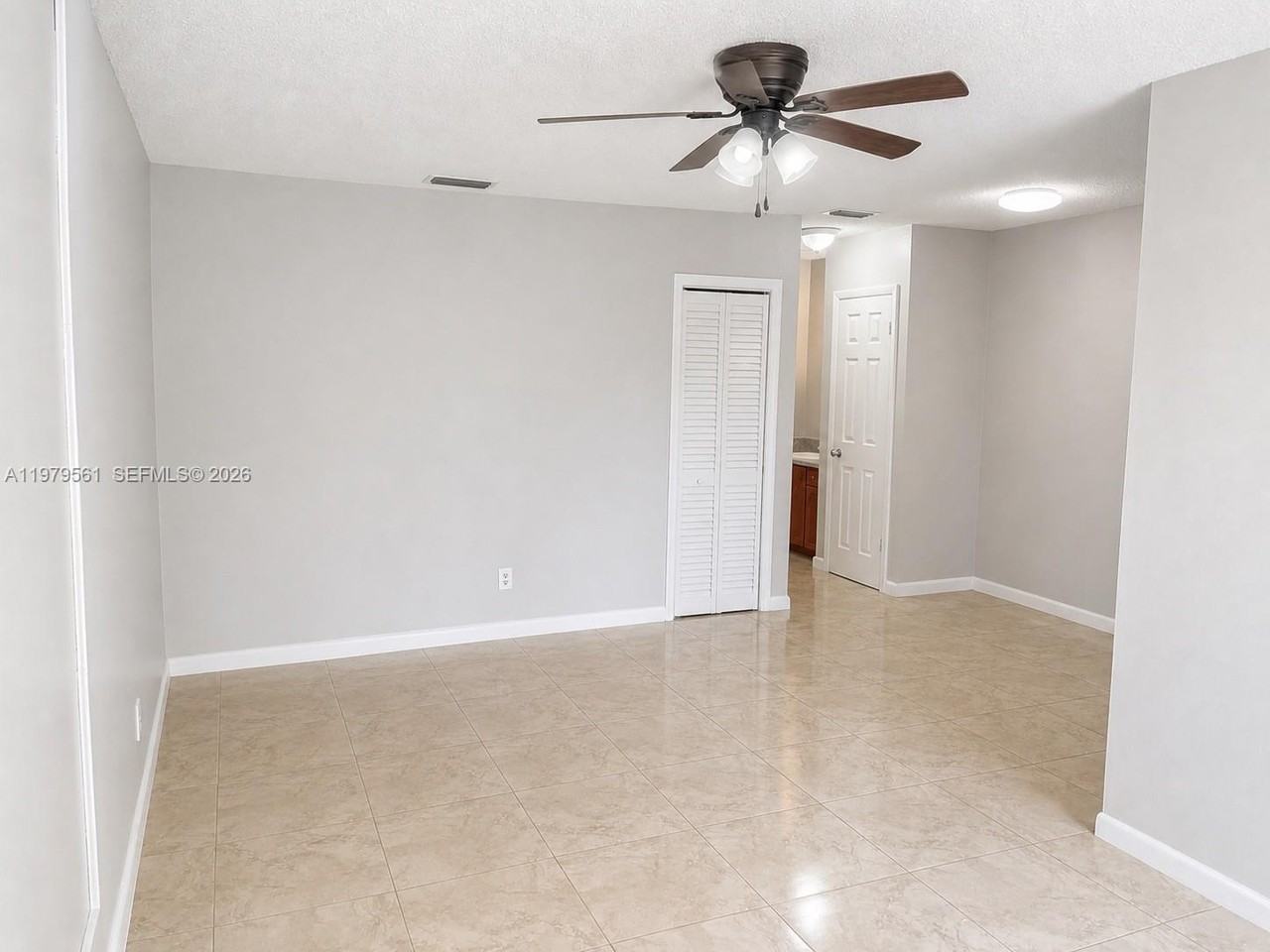 611 Ne 14th Ave #611 - Photo 3 of 7
