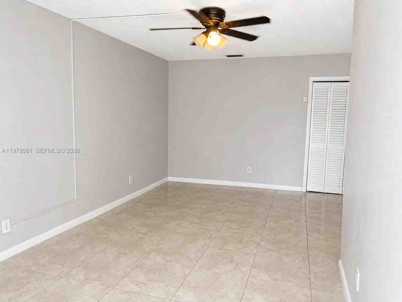 611 Ne 14th Ave #611 - Photo 4 of 7