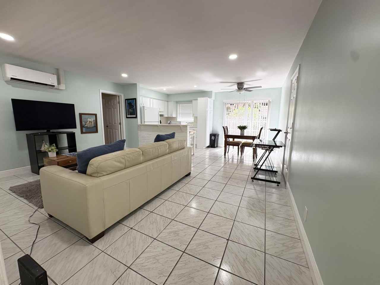 720 Se 15th St #2 - Photo 2 of 8