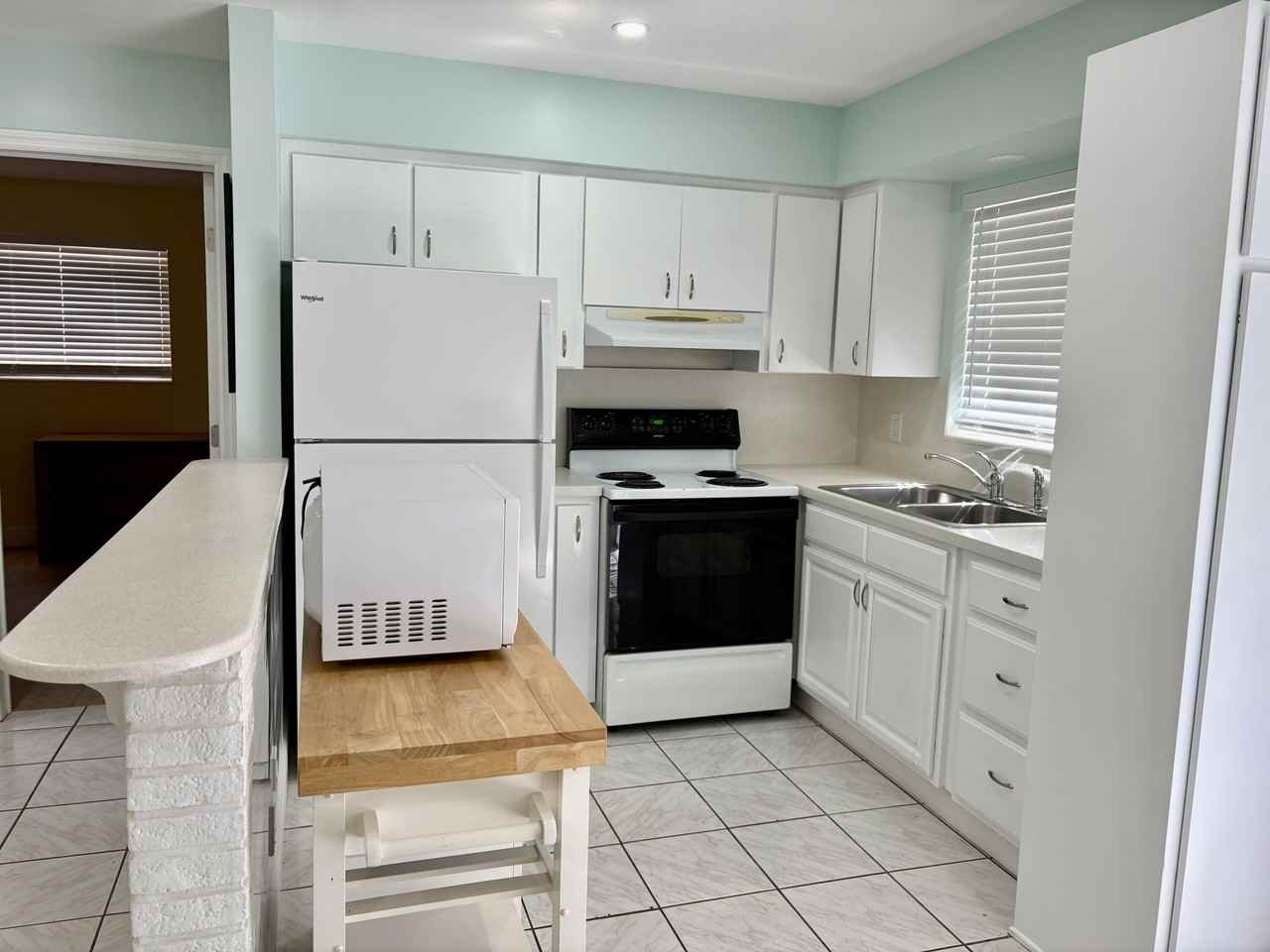 720 Se 15th St #2 - Photo 3 of 8
