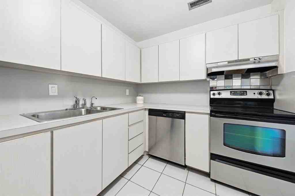6449 Bay Club Dr #4 - Photo 5 of 15