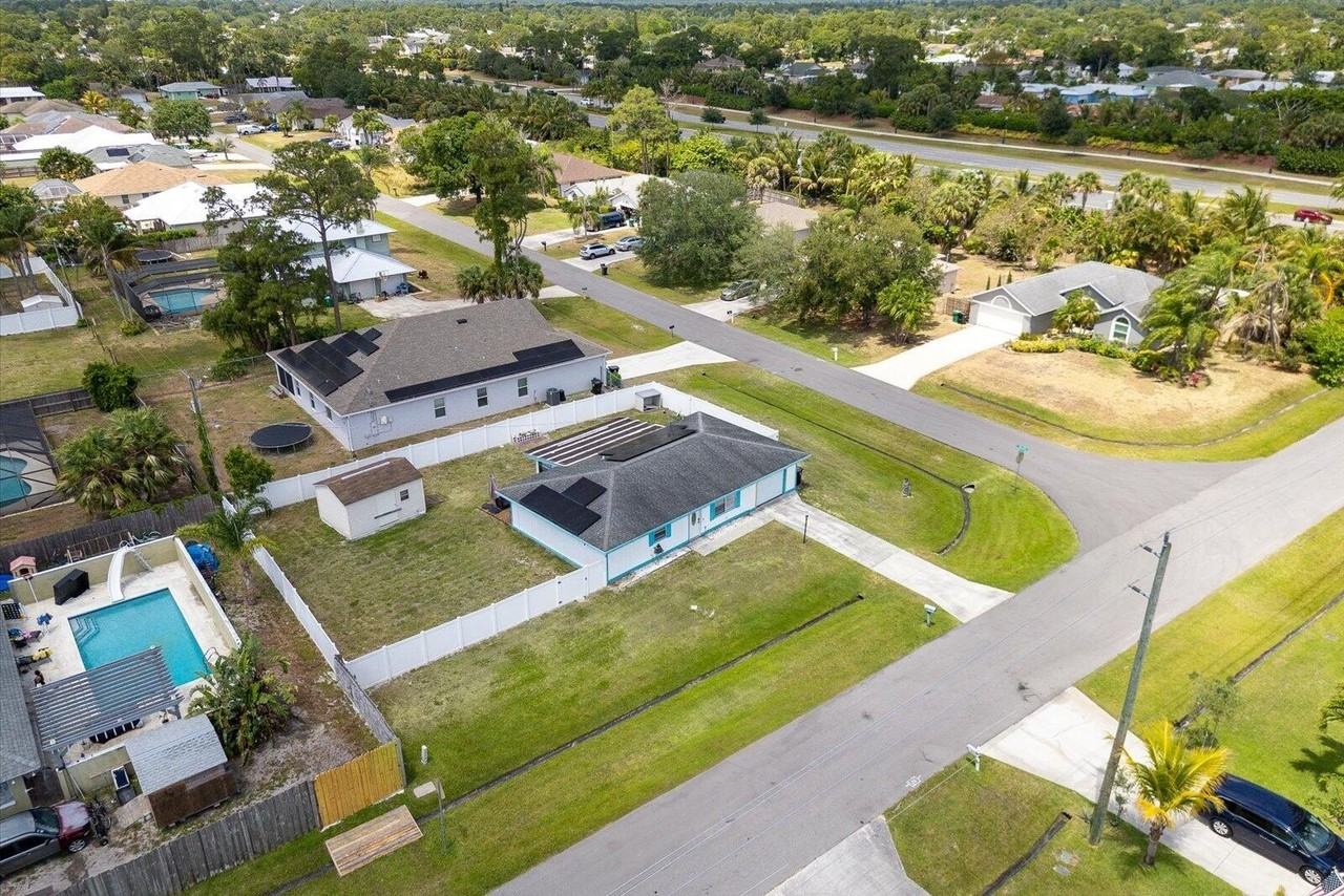 1430 Se Ocean Ln - Photo 2 of 25