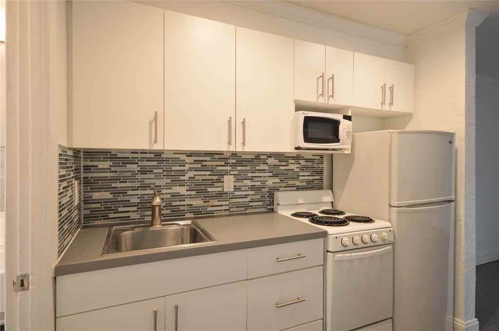 835 Ne 15th Ave #5 - Photo 4 of 13