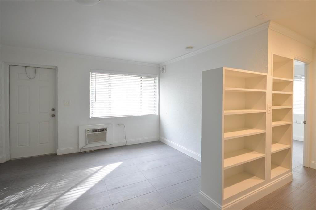 835 Ne 15th Ave #5 - Photo 5 of 13