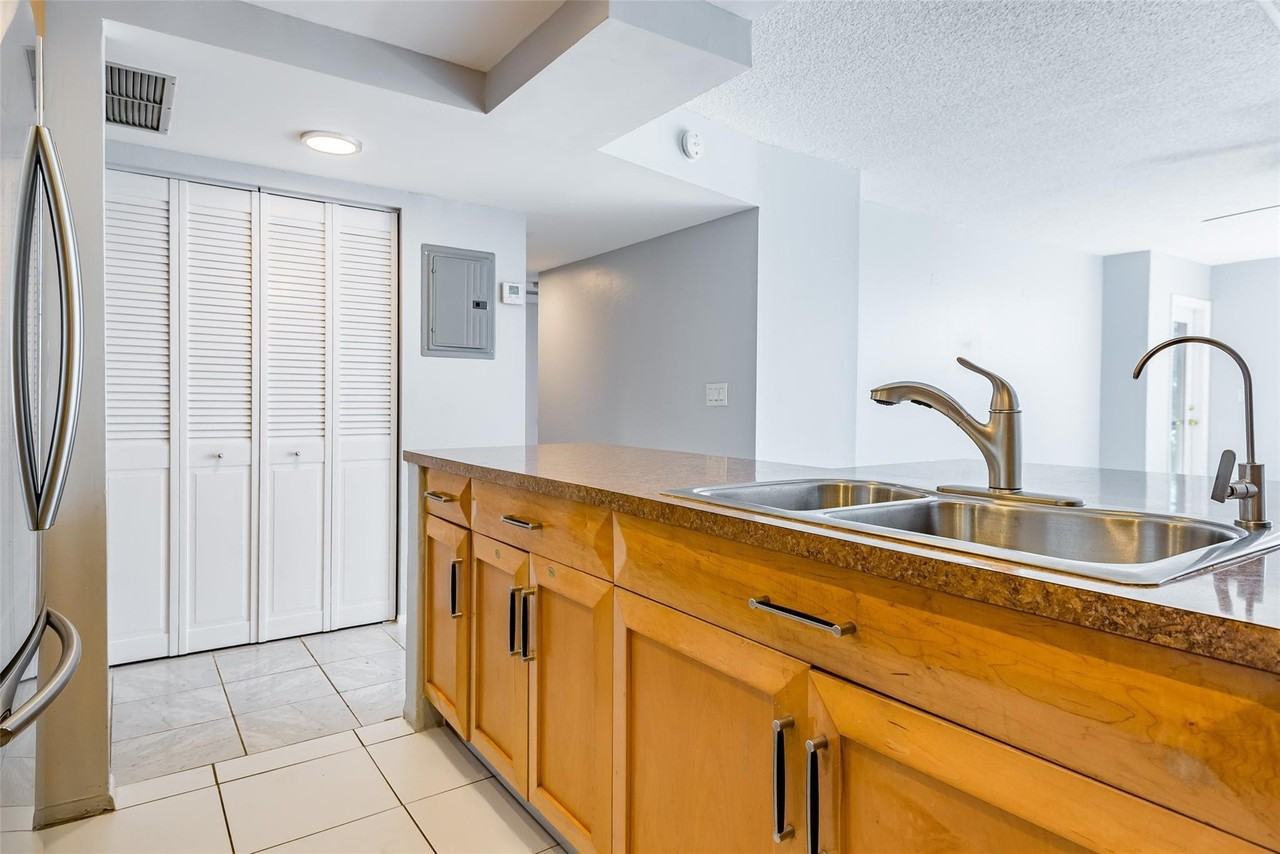 3900 N Hills Dr #302 - Photo 5 of 32