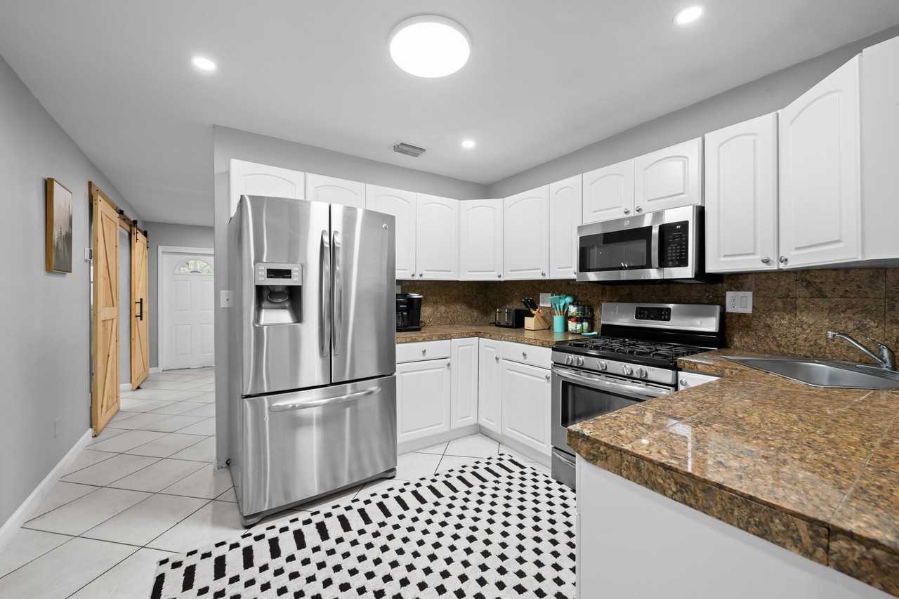 3024 Ne 2nd Ter - Photo 7 of 46