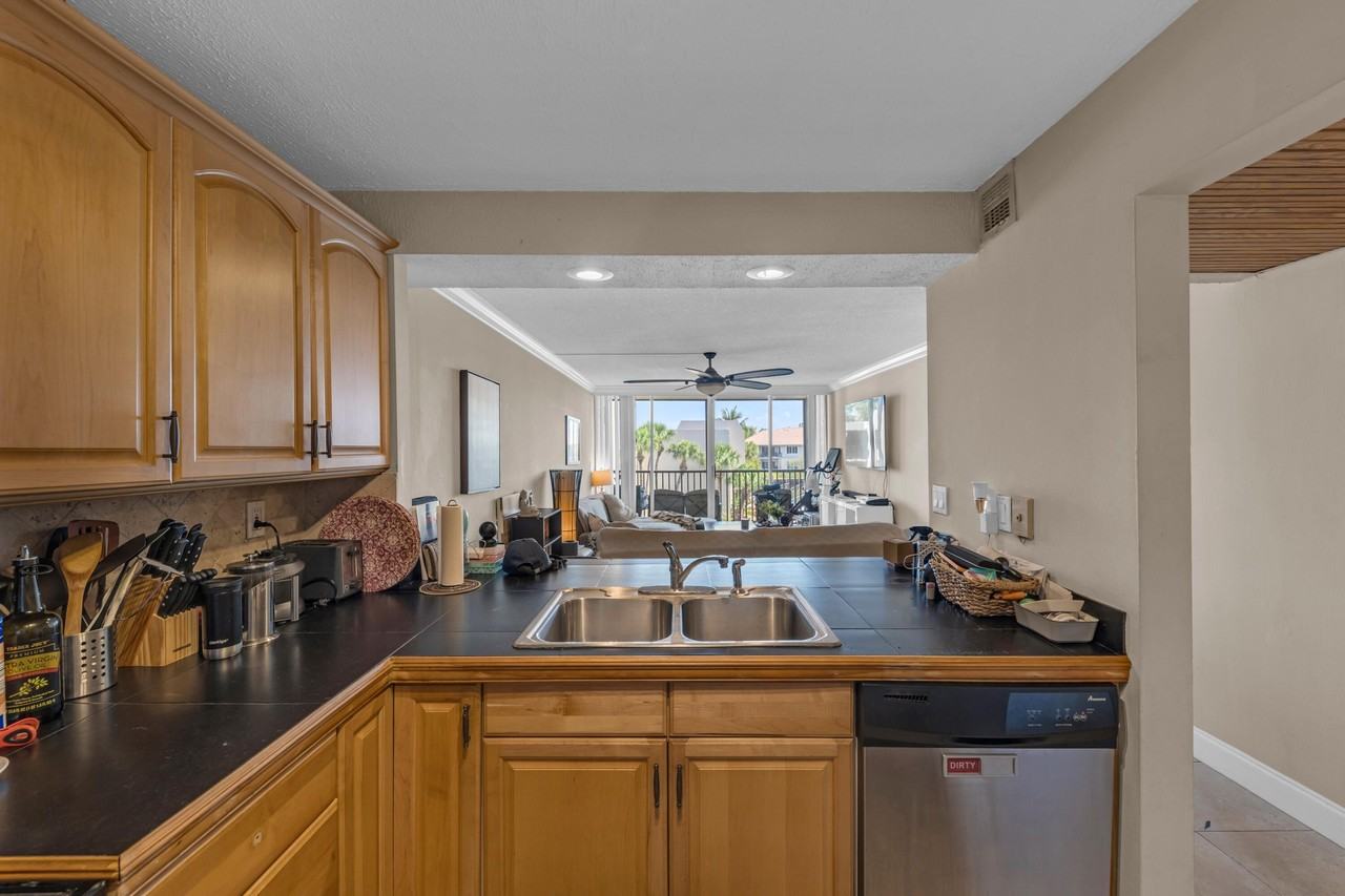 6 Royal Palm Way #307 - Photo 4 of 13