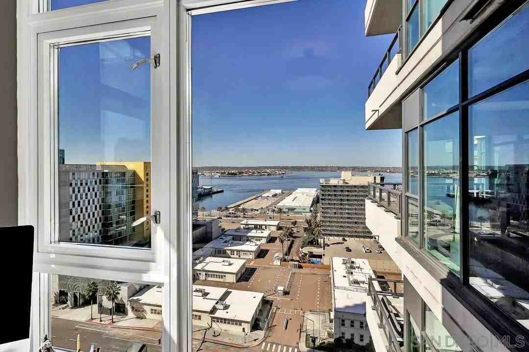 1205 Pacific Hwy #1706 - Photo 7 of 24