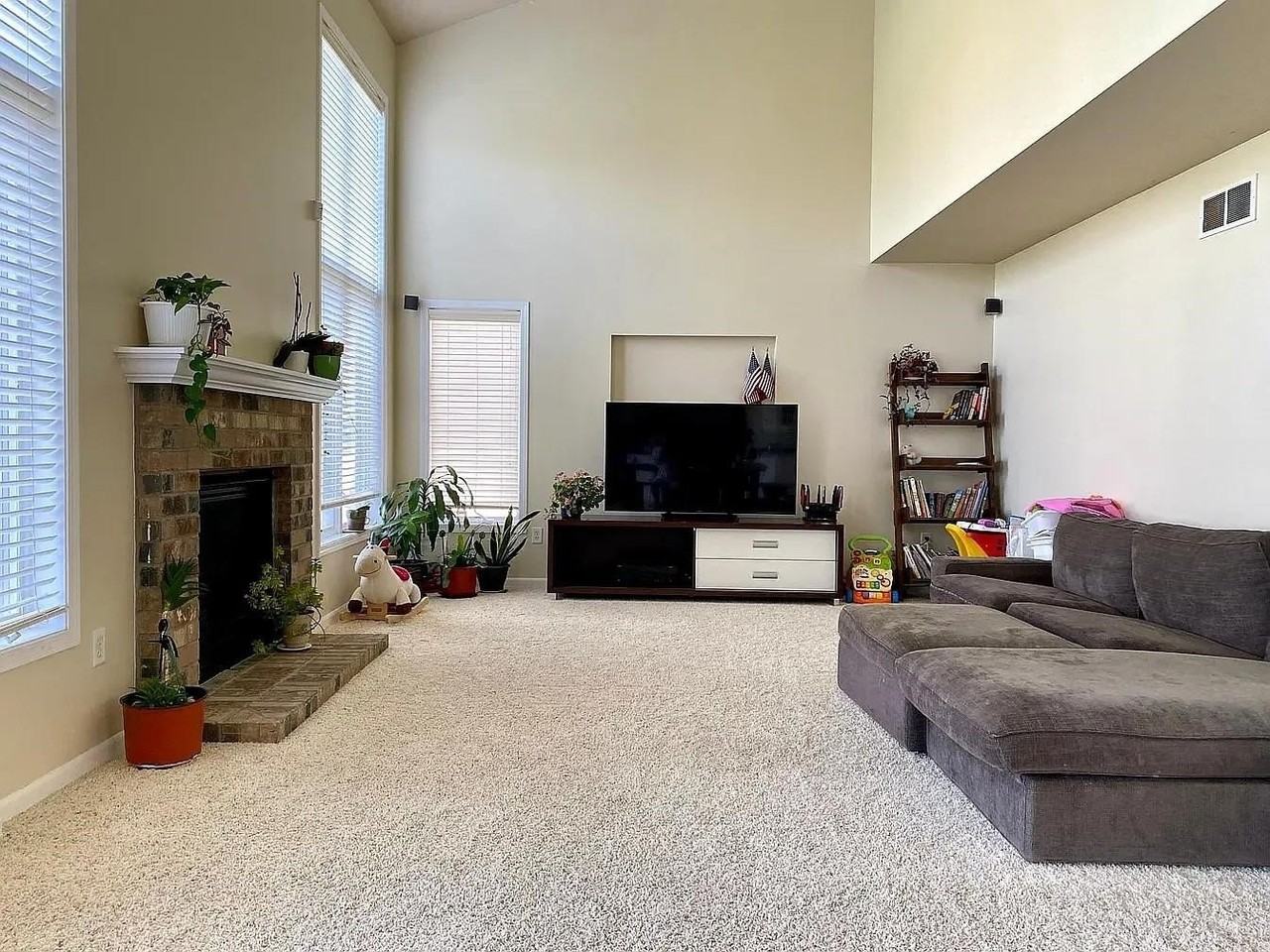 754 Cricket Ln - Photo 2 of 7