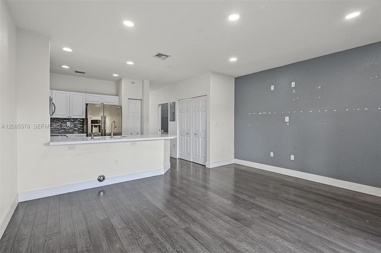 Nw 116th Ave #104 - Photo 3 of 8