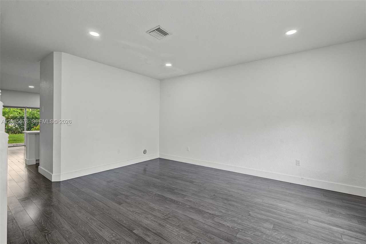 Nw 116th Ave #104 - Photo 5 of 8