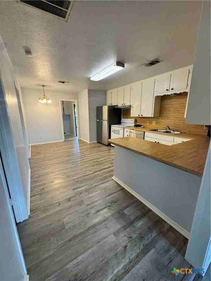 102 Milann St #B - Photo 4 of 11