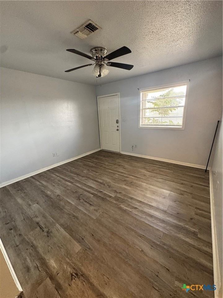 102 Milann St #B - Photo 5 of 11