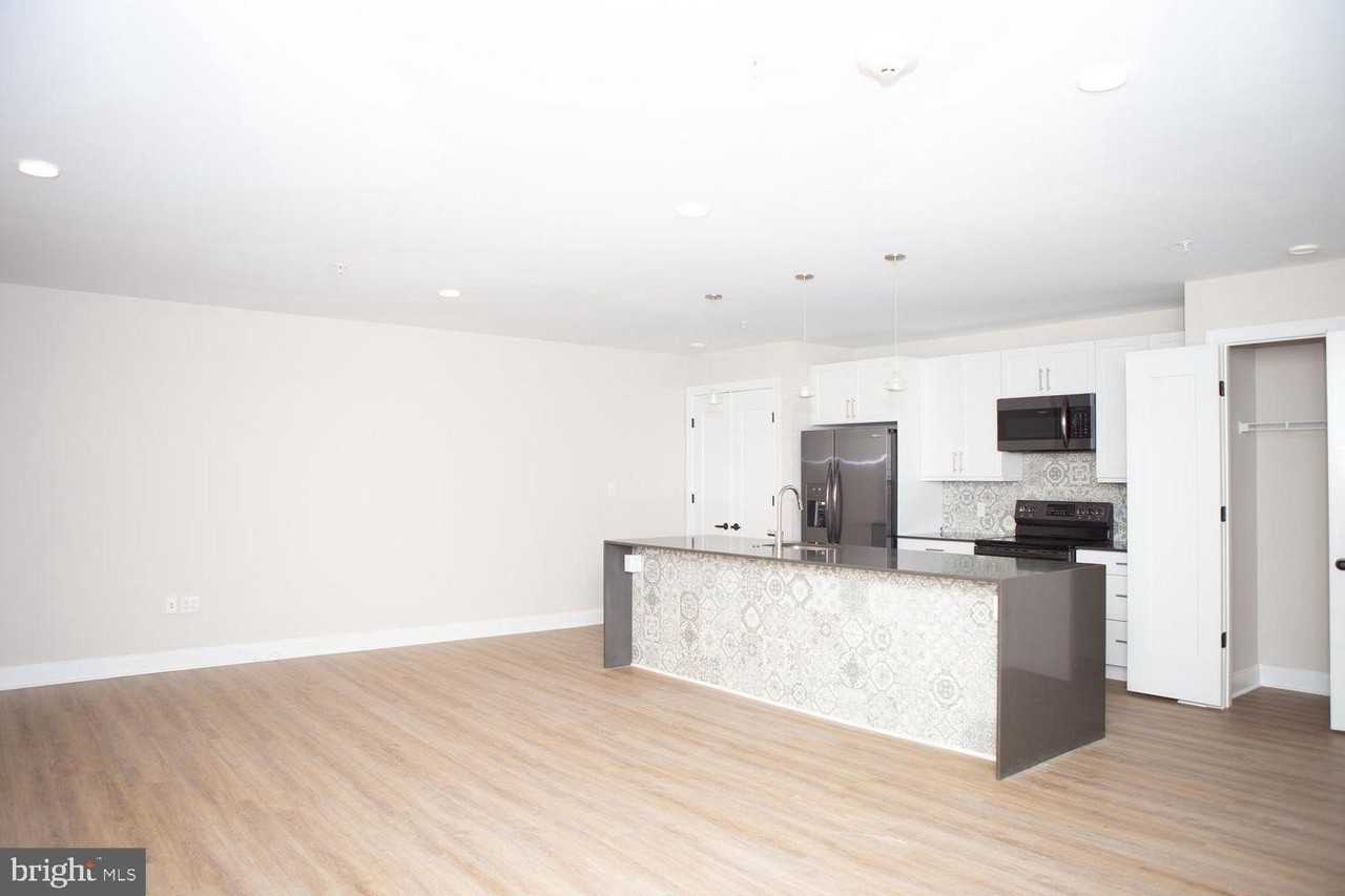 216 W 9th St #302 - Photo 2 of 19